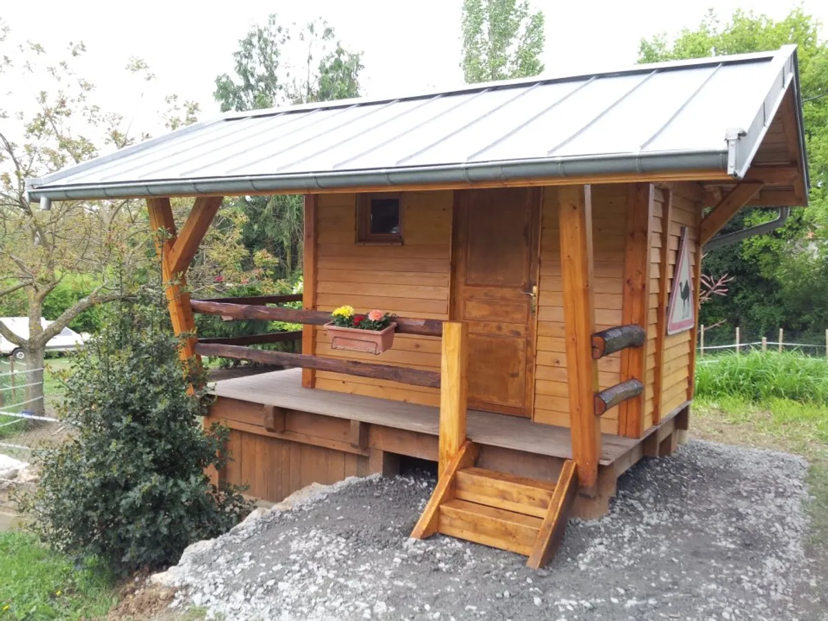 Chalet en bois avec charpente et couverture