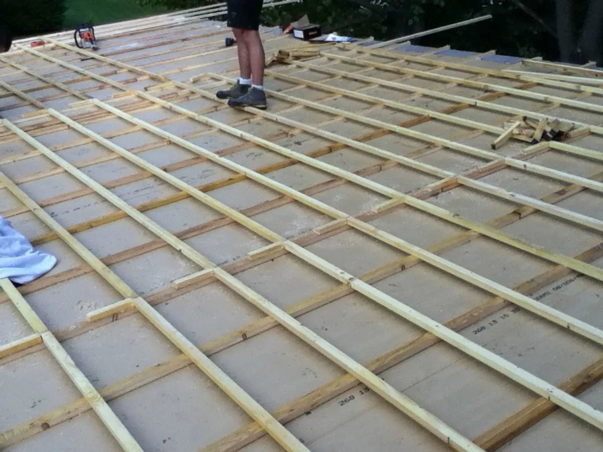 Chantier KUBETOIT : Isolation sur toiture polyuréthane deux couches croisées - Ecully