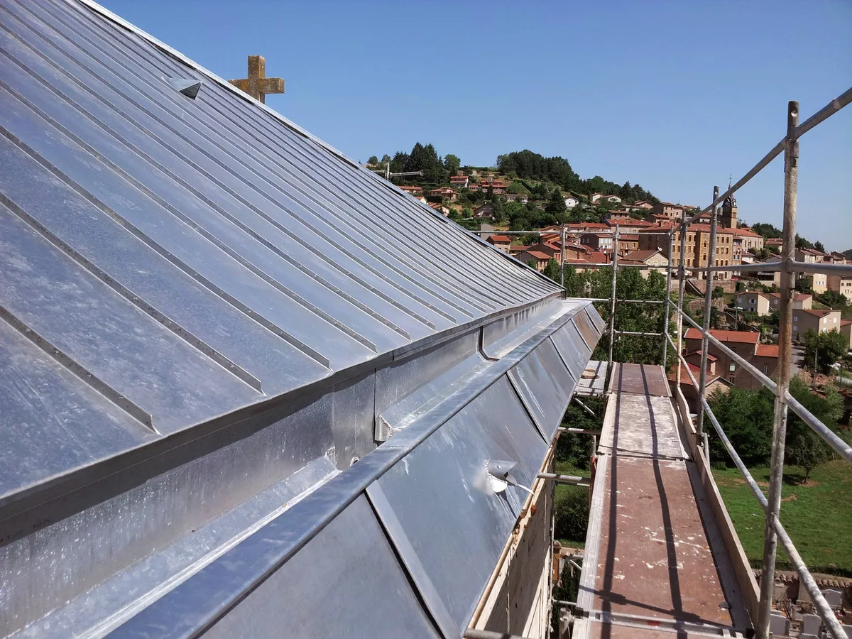 Chantier KUBETOIT : Couverture joint debout — Mausolée - Saint Forgeux