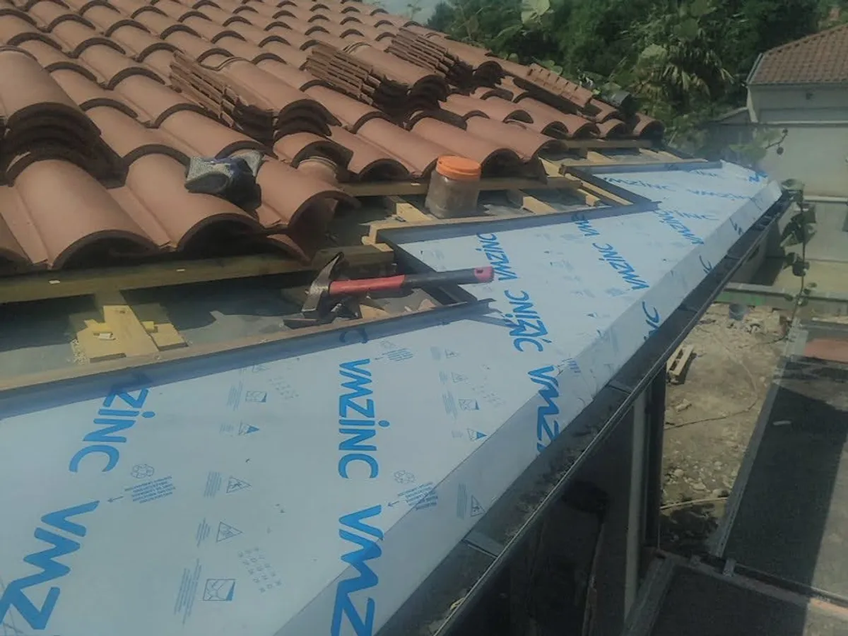 Chantier KUBETOIT : Larmier zinc Anthracite bas de pente - La Tour-de-Salvagny